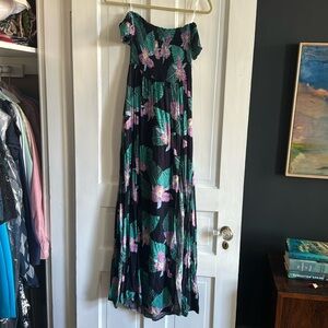 Lulu size small off the shoulder maxi dress